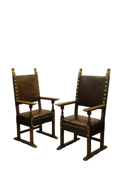 Par de sillas trono tapizadas en cuero de nogal, Italia c.1660 de Italian School