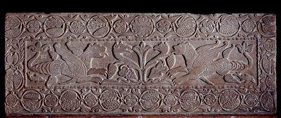 Parapeto de piedra cubierto con bajorrelieves que representan el Árbol de la Vida, los dragones alados. Del sarcófago de Teodote, siglo VIII de Italian School
