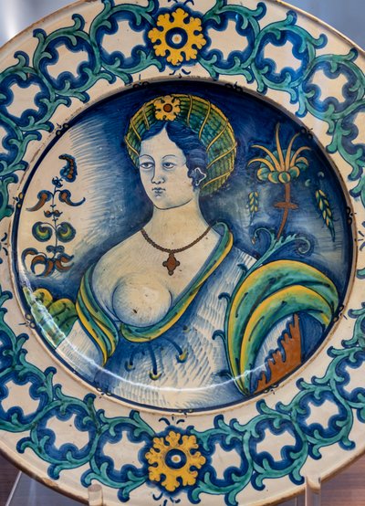 Plato decorado con un hermoso busto de mujer, con motivo de corona de espinas, primera mitad del siglo XVI (mayólica) de Italian School