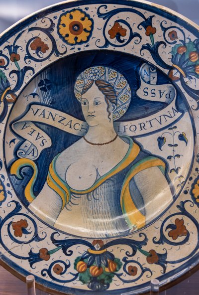 Plato decorado con un hermoso busto de mujer, con un motivo, primera mitad del siglo XVI (mayólica) de Italian School