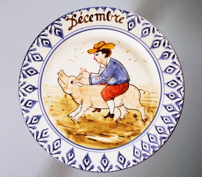Plato que representa meses, diciembre, loza, fabricación Nove di Bassano, región del Véneto, Italia, siglo XX. de Italian School