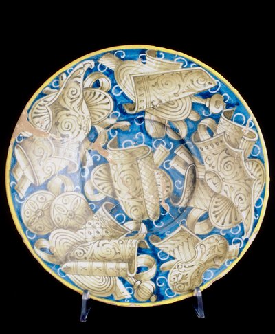 Plato con armas, obra de la manufactura de Casteldurante de Italian School