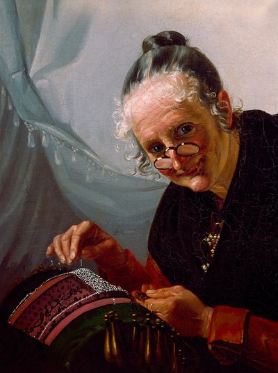 Retrato de una anciana sonriendo con un par de lentes frente a su trabajo de Italian School