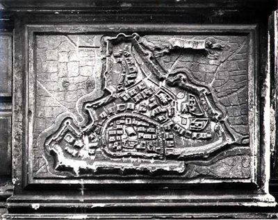 Mapa en Relieve de la Fachada de la Iglesia mostrando la Ciudad Fortaleza de Modon durante la Guerra de Candía 1645-69 entre los Venecianos y los Turcos, encargado por la Familia Barbaro de Italian School