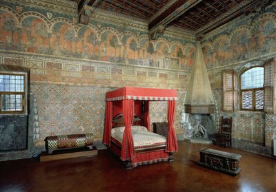 Sala de la Castellana de Vergi mostrando las paredes frescas y el friso que representa un romance medieval francés de Italian School