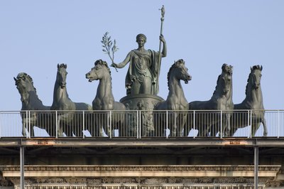 Carro de seis caballos, detalle del Arco de la Paz, Milán, Italia de Italian School