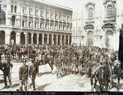 Soldados, bajo el Mando del General Bava Beccaris, frente a la Catedral, durante los Disturbios en Milán, 6-9 de Mayo de 1898 de Italian School