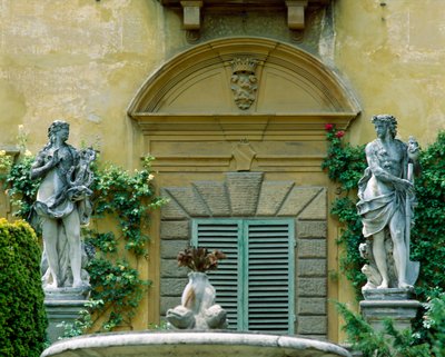 Fachada sur de la Villa la Pietra de Italian School