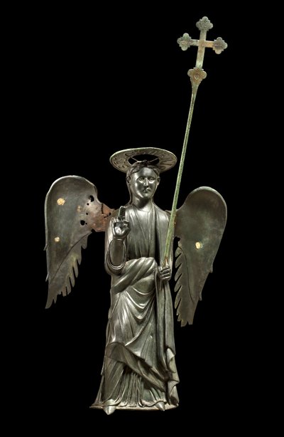 San Gabriel Arcángel sosteniendo una cruz procesional, estatua de bronce del siglo XII, Cruz de 1369 de Italian School