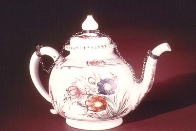 Tetera con diseño floral esmaltado, posiblemente veneciana, c.1750 de Italian School