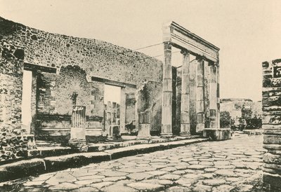 La entrada al foro triangular como es de Italian School