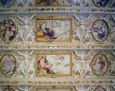 El salón del primer piso, (detalle) de figuras mitológicas, decoración del techo de Italian School