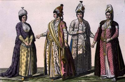 Tres mujeres en (de izq. a der.) modas de invierno, primavera y verano y una en moda para embarazo, lámina 59 de la Parte III, Volumen I de 