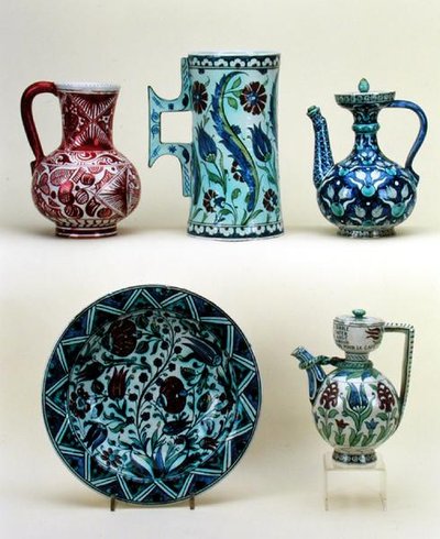 Arriba, I-D: Jarra; Gran jarra; Cafetera oriental; Abajo, I-D: Plato; Cafetera oriental, toda la mayólica de la fábrica de Cantagalli, c.1890 de Italian School