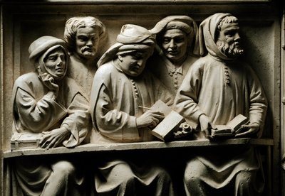 Enseñanza universitaria: estudiantes (detalle). Bajo relieve de piedra policromada de la tumba de Lorenzo del Pino, abogado y profesor de derecho de la Universidad de Bolonia, realizado por el taller de Dalle Masegne (finales del siglo XIV). Aproximadament de Italian School