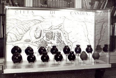 Bombas venecianas y un mapa de la ciudad de Creta de Italian School