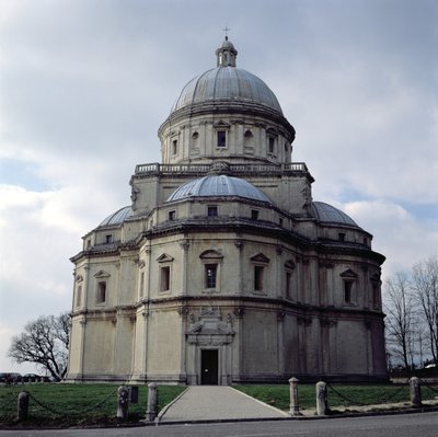 Vista de Santa Maria della Consolazione, diseñada por Cola da Caprarola y completada por Ambrosio Barocci y Francesco da Vita, construida 1508-24 de Italian School