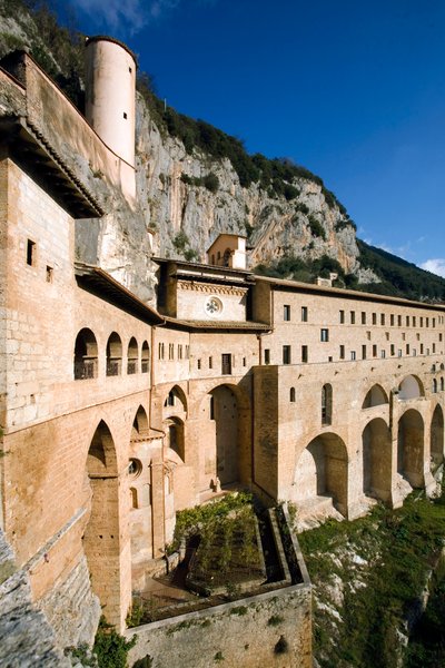Vista del Monasterio de San Benito (Sacro Speco) construido desde el siglo XII, Subiaco (Roma), Italia de Italian School