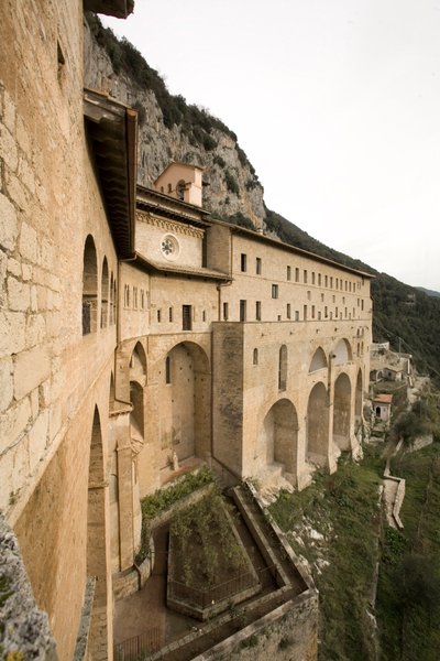 Vista del Monasterio de San Benedetto (Sacro Speco) construido desde el siglo XII, Subiaco (Roma), Italia de Italian School