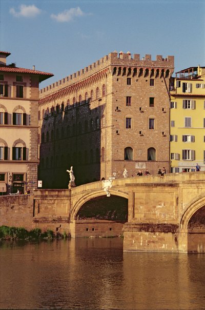 Vista del Museo Ferragamo y el Ponte Santa Trinita de Italian School