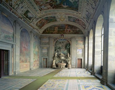Vista de la Sala dErcole (Sala de Hércules) en el piano nobile, con una fuente al fondo, diseñada por Jacopo Vignola (1507-73) y frescos en parte por Federico Zuccaro (1540-1609) de Italian School