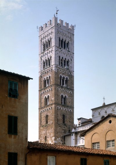 Vista del campanario de Italian School