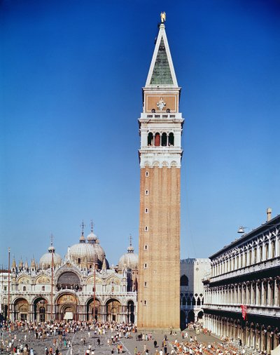 Vista del campanario y la basílica de San Marcos de Italian School