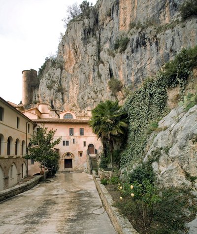 Vista del patio del "Corvi" (Cuervos), Monasterio de San Benito (Sacro Speco) construido desde el siglo XII, Subiaco (Roma), Italia de Italian School