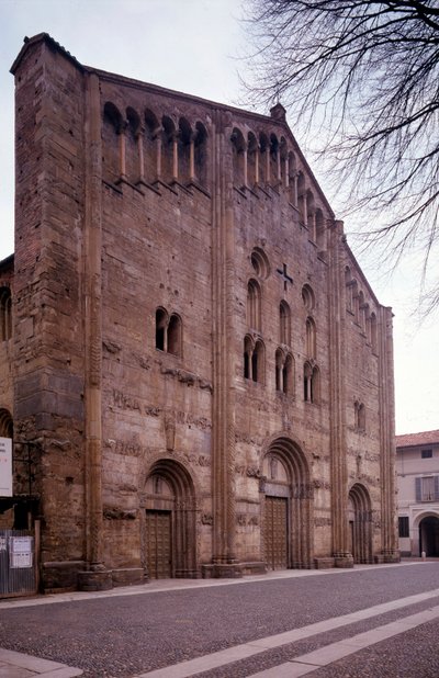 Vista de la fachada de la iglesia de San Michele Maggiore de Italian School