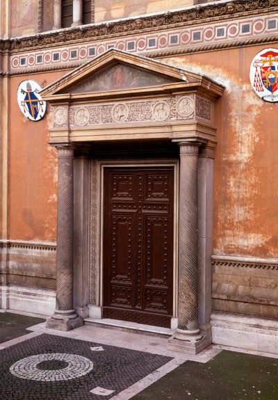 Vista del pórtico con un friso de mármol que muestra (de izquierda a derecha) Pastore (el primer dueño de la iglesia), Pudenziana, Prassede y su padre Pudens, en el medio el cordero místico de Italian School