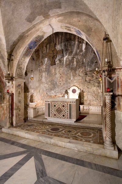 Vista del presbiterio de la Iglesia Superior con el altar principal en estilo cosmatesco. Siglo XIII. Monasterio de San Benedetto (Sacro Speco), Subiaco (Roma), Italia de Italian School