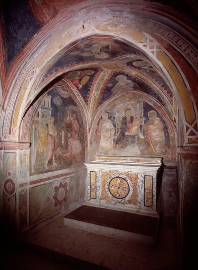 Vista del presbiterio de la iglesia superior con el altar en estilo cosmatesco de Italian School
