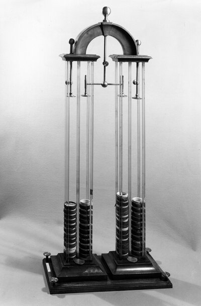 Pila voltaica (batería) hecha para el físico Jacques Alexandre Charles (1746-1823) por Alessandro Volta (1745-1827) 1800 (metal y vidrio) de Italian School