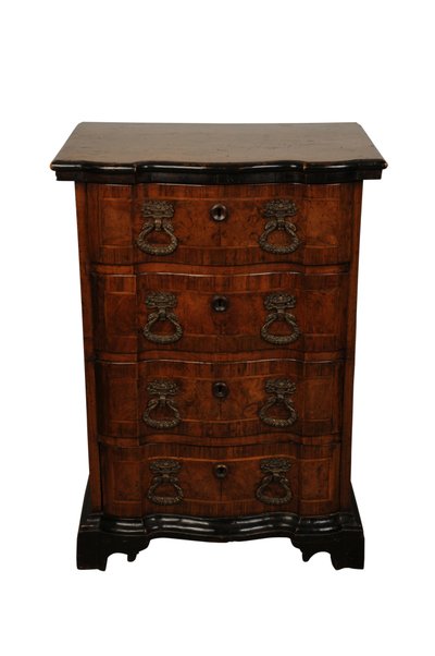 Cómoda de nogal, c.1730 de Italian School