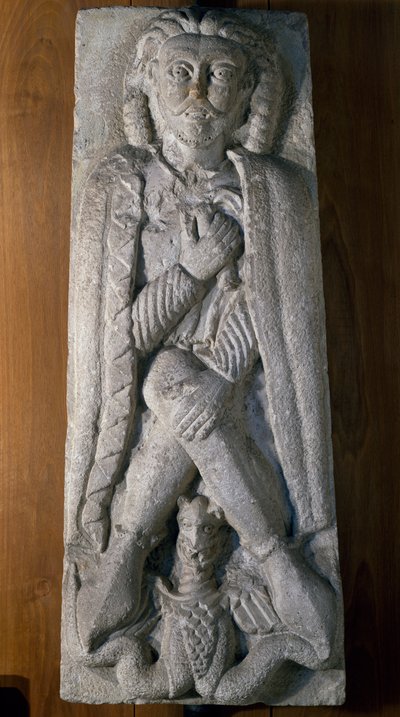 Guerrero en cuclillas con dragón, bajorrelieve de piedra, Italia de Italian School