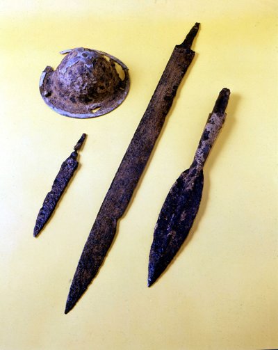 Armas de un guerrero lombardo: escudo, paraguas, daga, espada y punta de lanza. Museo de Cividale del Friuli. de Italian School