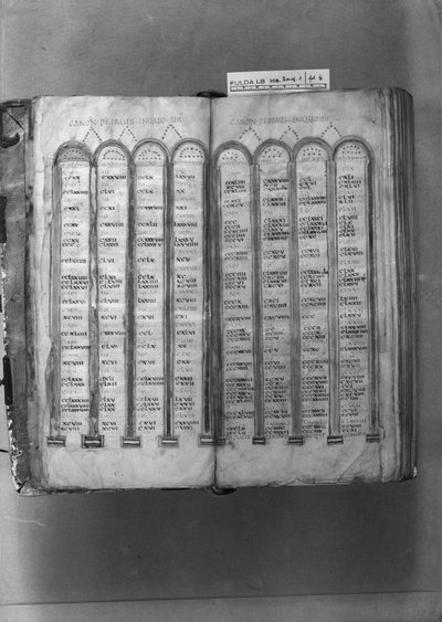 Tablas canónicas, del Códice Fuldensis de Italian School Italian School
