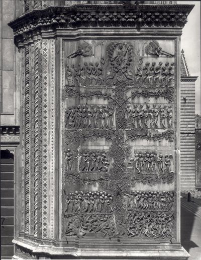 Escenas del Nuevo Testamento, panel en relieve de la fachada de Italian School Italian School