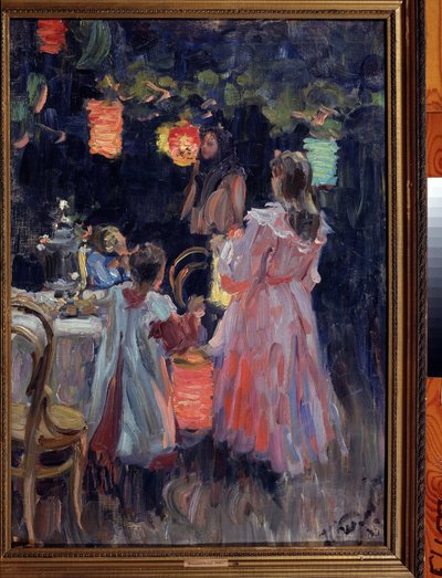 Linternas chinas (Linterna China). Una niña y un niño pequeño ayudan a una mujer a colgar y encender linternas de papel de colores sobre la mesa en la veranda por la noche. Pintura de Ivan Semyonovich Kulikov (Koulikov) (1875-1941), hu de Ivan Semyonovich Kulikov