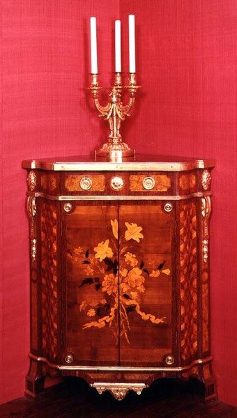 Armario de esquina, uno de un par por J.F. Oeben, París, c.1760-62 de J.F. Oeben c.1760 62 J.F. Oeben c.1760 62