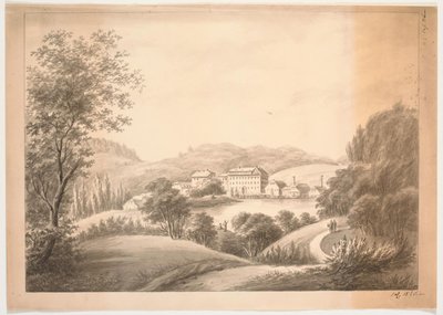Varios edificios adyacentes, incluyendo un edificio principal y casas más pequeñas con chimeneas, junto a un arroyo o lago, rodeados de árboles y colinas de J.P. Møller