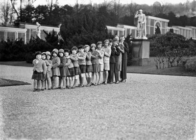 Grupo familiar Cavendish de 16 nietos en los jardines de Chatsworth, Derbyshire de JR Board
