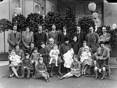 El 9º duque de Devonshire con sus hijos y nietos en Chatsworth, Navidad 1925 de JR Board
