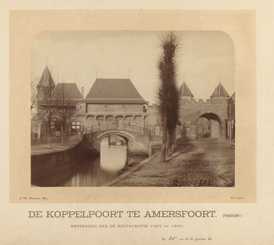 De Koppelpoort en Amersfoort (lado de la ciudad) (título sobre el objeto) de J.W. Wentzel