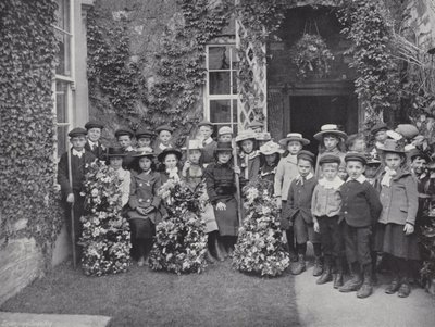 Día de la Guirnalda en Abbotsbury, Niños con Guirnaldas de J. Benjamin Stone