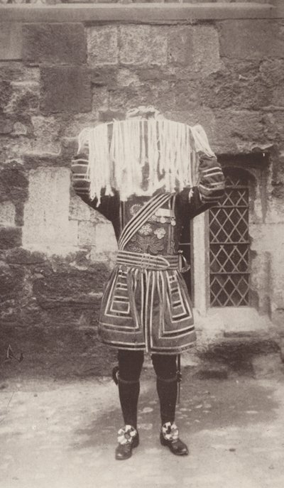 El Yeoman de la Guardia lleva el plato de plata con los monederos que contienen el dinero de los Santos Difuntos (foto b/n) de J. Benjamin Stone
