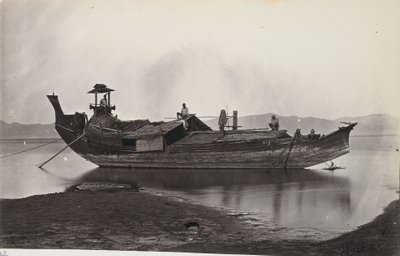 Vista de un laung-zat o arrozal amarrado a la orilla del río Irrawaddy de J. Jackson