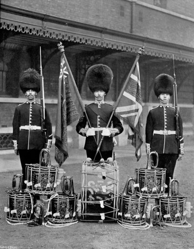 Los colores y tambores de los 2º Guardias Granaderos, 1896 de J. Thomson