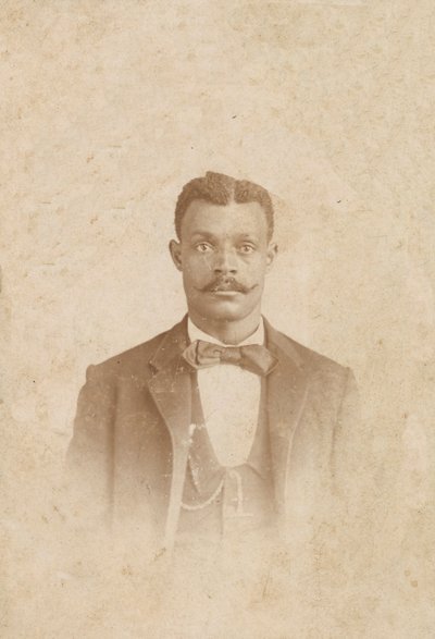 Fotografía de un hombre con traje, chaleco y corbata, 1880-1900 de J. W. Taylor