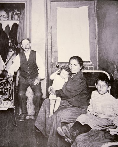 Familia inmigrante, Lower East Side, ciudad de Nueva York, c.1910 de Jacob August Riis